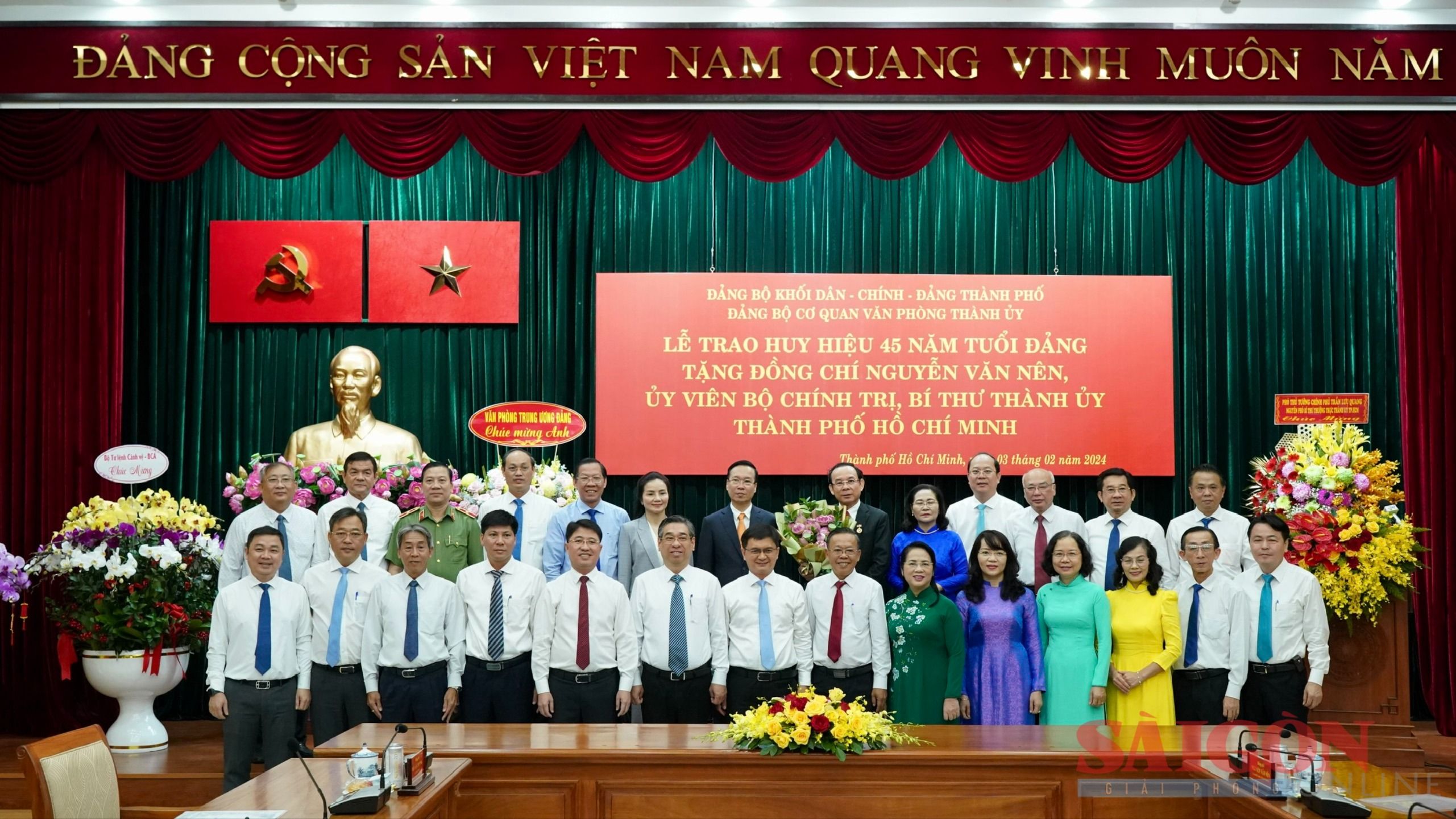2-Chủ tịch nước Võ Văn Thưởng và các đồng chí trong Ban Thường vụ Thành ủy TP. Hồ Chí Minh chúc mừng Bí thư Nguyễn Văn Nên nhận Huy hiệu 45 năm tuổi Đảng (Ảnh: Hoàng Hùng).